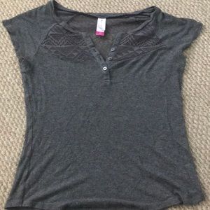 a grey short sleeves tee shirt